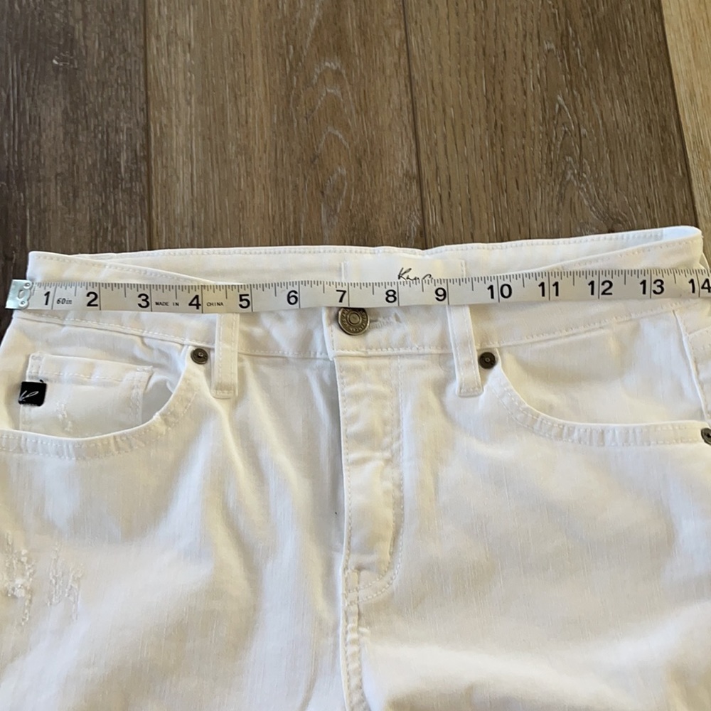Distressed jeans - Picture 8 of 9